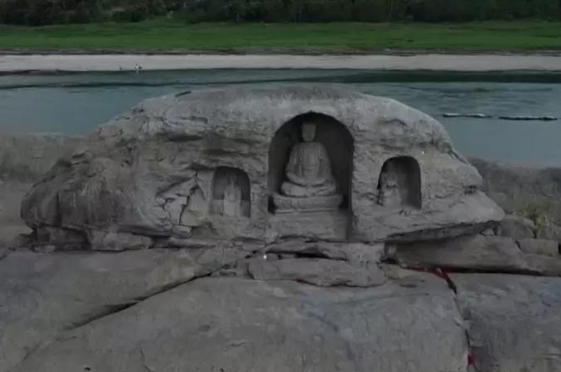 Ősi szobrok a Jangce folyóból előbukkant szigeten