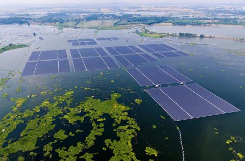 hetven-focipalyanyi-uszo-napelemfarm-thaifoldon