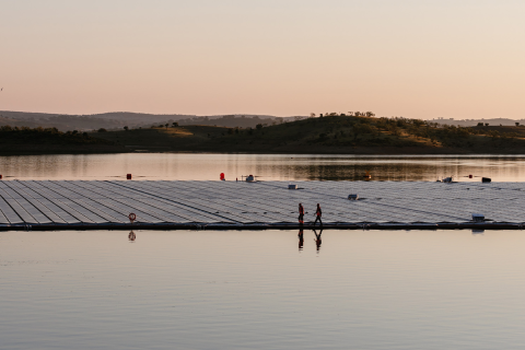 Egy portugál víztározón úszik Európa legnagyobb lebegő naperőműve