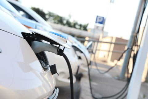 Több mint 100 Tesco áruháznál telepít elektromos autó töltőpontot a Shell