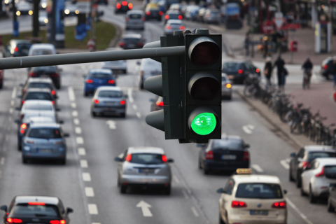 kozlekedes-lampa-onvezeto-auto