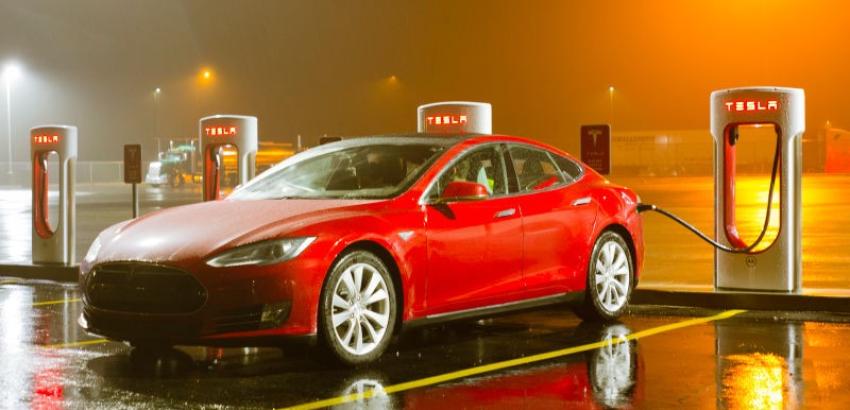 Tesla-elektromos-auto-alappillerei